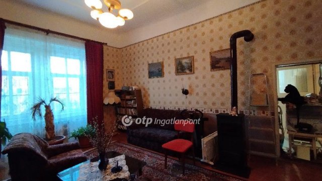 Eladó téglalakás, Jászberényben 30 M Ft, 3 szobás