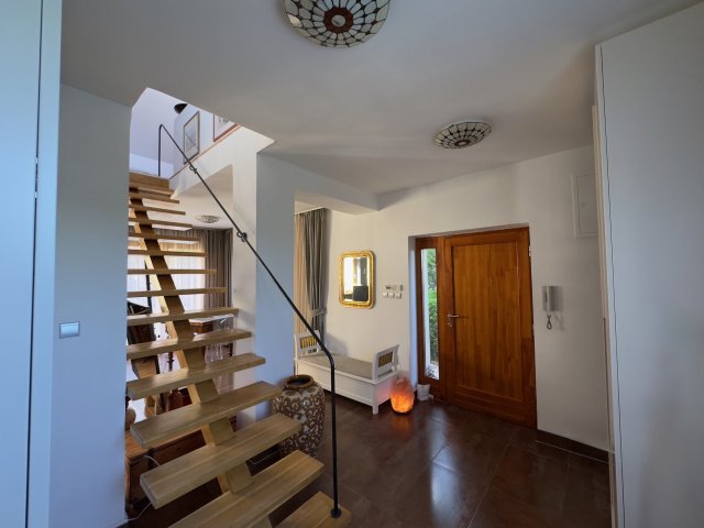Eladó családi ház, Szentendrén 259.9 M Ft, 5 szobás