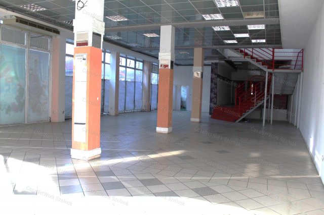 Eladó üzlethelyiség, Szolnokon 315 M Ft, 5 szobás