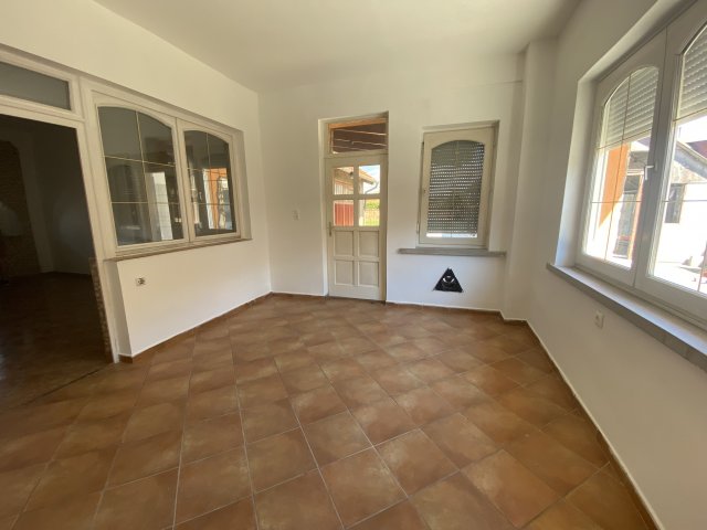 Eladó családi ház, Abonyban 43.5 M Ft, 5 szobás