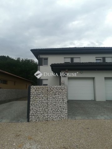 Eladó ikerház, Dunaújvárosban 89.9 M Ft, 5 szobás