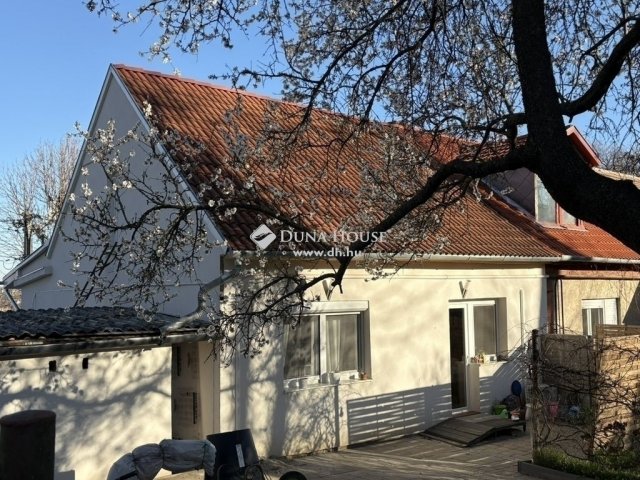 Eladó családi ház, Pécsett 67.5 M Ft, 3 szobás