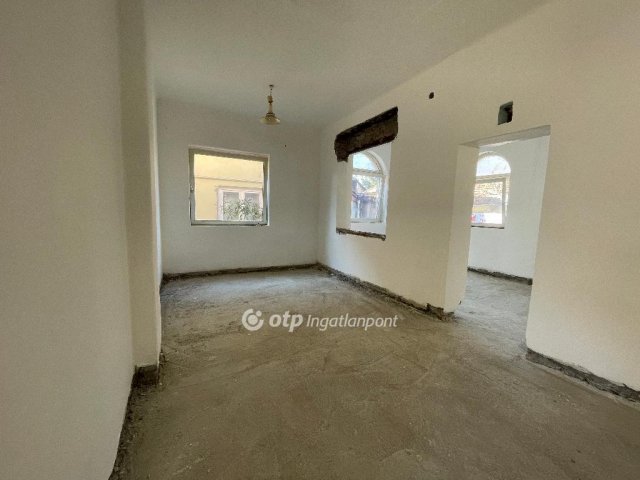 Eladó családi ház, Budapesten, III. kerületben 90.6 M Ft