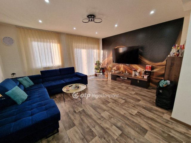 Eladó családi ház, Szirmabesenyőn 118 M Ft, 5+2 szobás