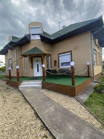 Eladó hotel, Alattyánban 49.499 M Ft, 6 szobás