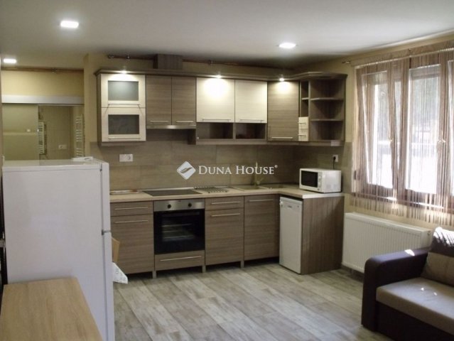 Kiadó téglalakás, albérlet, Pécsett 281 E Ft / hó, 3 szobás
