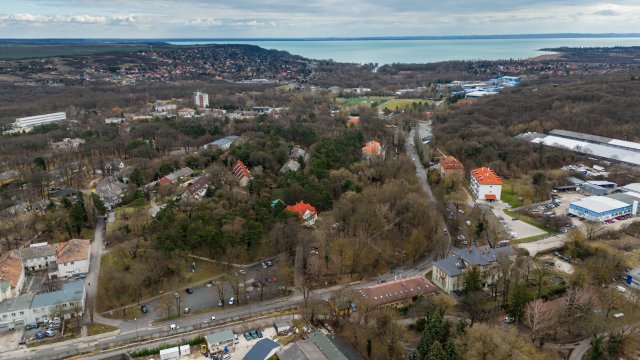 Eladó családi ház, Balatonfűzfőn 699 M Ft, 32 szobás