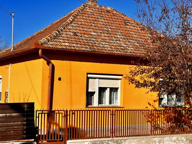 Eladó családi ház, Jászladányon 13.5 M Ft, 2+1 szobás