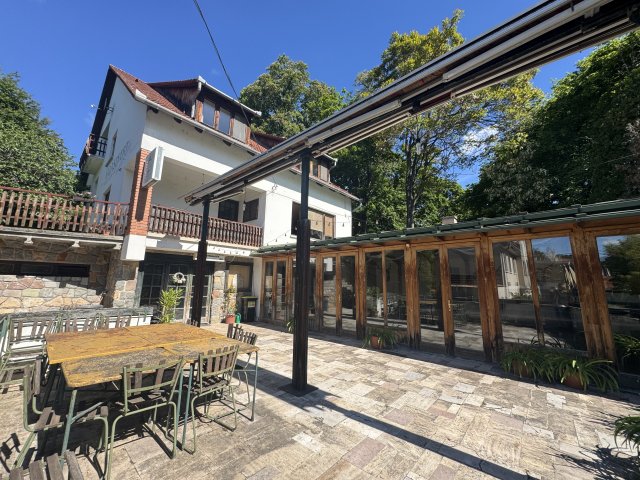 Eladó családi ház, Szentendrén 265 M Ft, 9 szobás