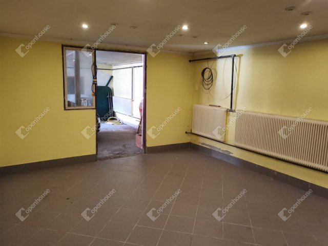 Eladó családi ház, Komáromban 53 M Ft, 5 szobás