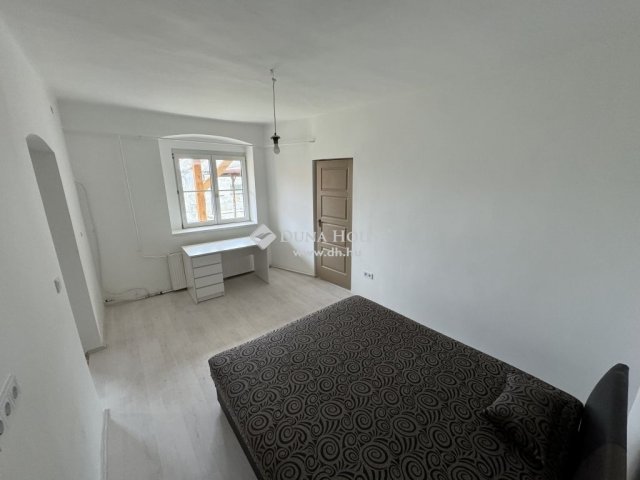 Eladó családi ház, Pécsett 74.99 M Ft, 4 szobás