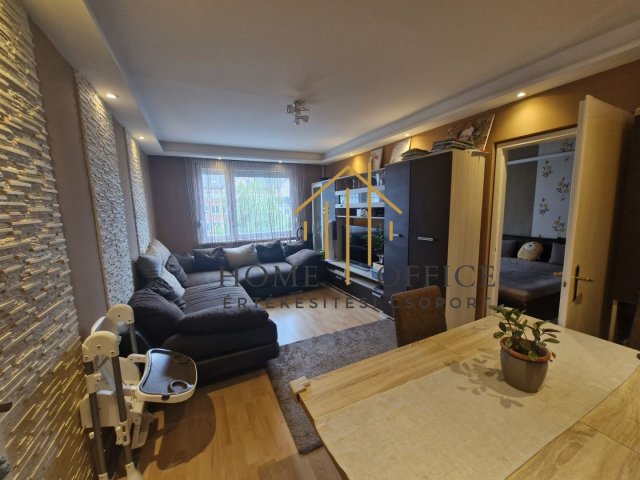 Eladó panellakás, Debrecenben 64.8 M Ft, 4 szobás