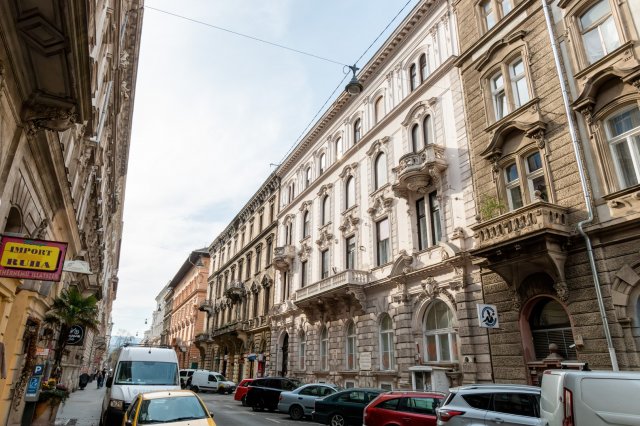 Eladó téglalakás, Budapesten, V. kerületben, Báthory utcában
