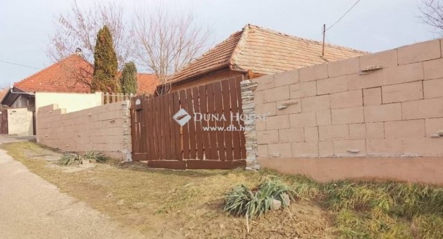Eladó családi ház, Úrin 23.9 M Ft, 1 szobás