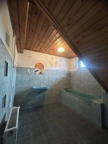 Eladó családi ház, Mendén 89.9 M Ft, 8 szobás