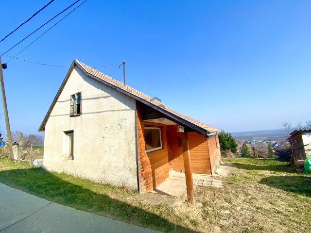 Eladó családi ház, Szekszárdon 16 M Ft, 2 szobás