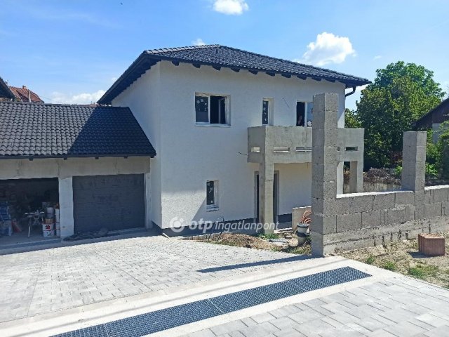 Eladó ikerház, Érden 119.9 M Ft, 3+3 szobás