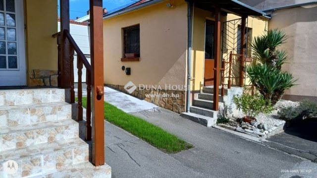 Eladó családi ház, Pécsett 84 M Ft, 1 szobás