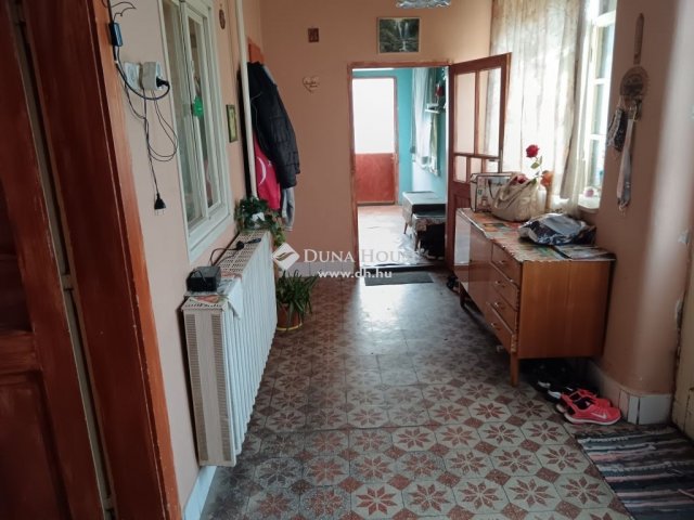 Eladó családi ház, Cegléden 27 M Ft, 3 szobás