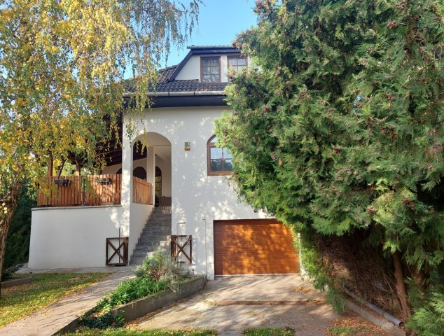 Eladó családi ház, Székesfehérvárott 175 M Ft, 6 szobás