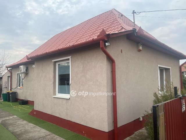 Eladó családi ház, Újszászon 32 M Ft, 2+1 szobás