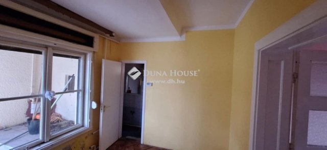 Eladó családi ház, Pécsett 31.9 M Ft, 3 szobás
