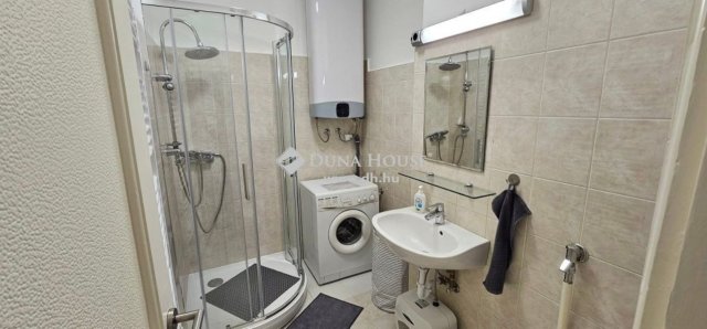 Kiadó téglalakás, albérlet, Pécsett 200 E Ft / hó, 3 szobás