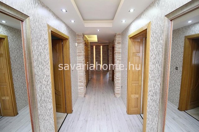 Eladó családi ház, Sárváron 200 M Ft, 8 szobás