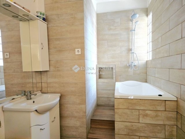 Eladó családi ház, Pécsett 49.9 M Ft, 3 szobás