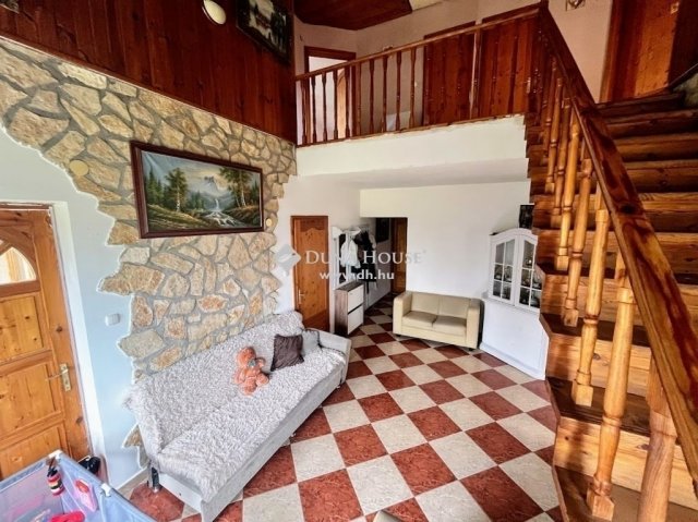 Eladó családi ház, Pécsett 89 M Ft, 6 szobás