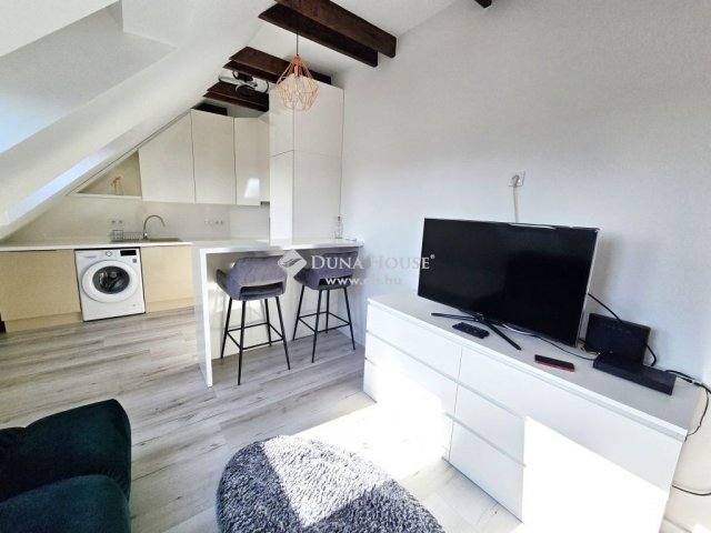 Kiadó téglalakás, albérlet, Pécsett 180 E Ft / hó, 2 szobás