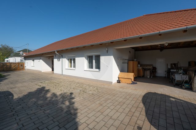 Eladó családi ház, Környén 114.99 M Ft, 6 szobás