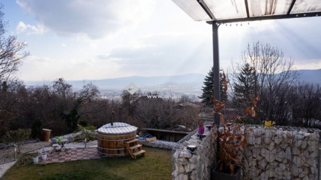Eladó családi ház, Szentendrén 215 M Ft, 6 szobás