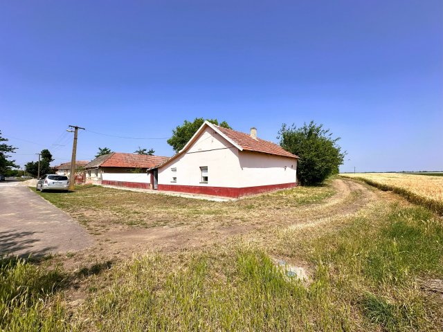Eladó családi ház, Kisdombegyházon 4 M Ft, 3 szobás