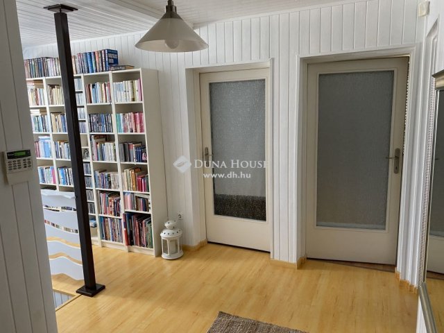 Eladó családi ház, Pécelen 135 M Ft, 6 szobás