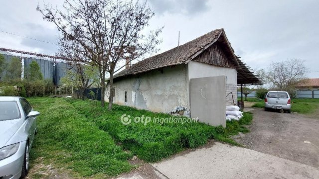 Eladó családi ház, Kisújszálláson 10.5 M Ft, 1 szobás
