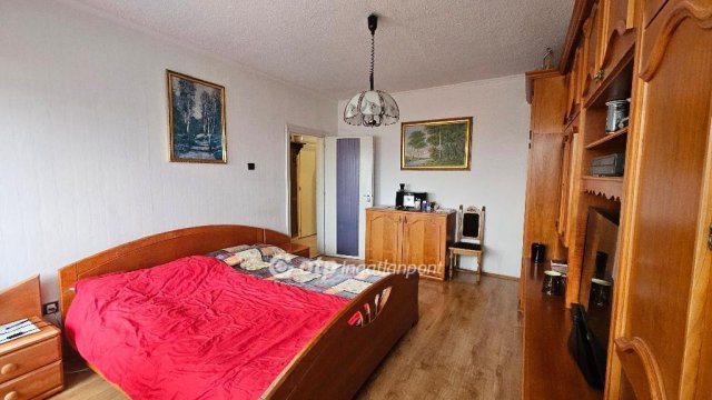 Eladó panellakás, Egerben 40 M Ft, 1+2 szobás
