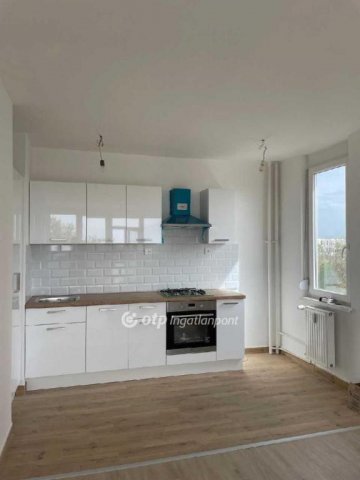 Eladó téglalakás, Gyöngyösön 44.5 M Ft, 3 szobás