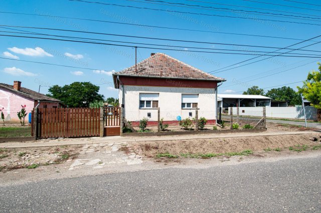 Eladó családi ház, Tiszaföldváron 11.5 M Ft, 2 szobás