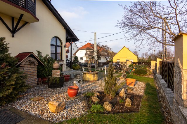 Eladó családi ház, Siófokon 248.9 M Ft, 10 szobás