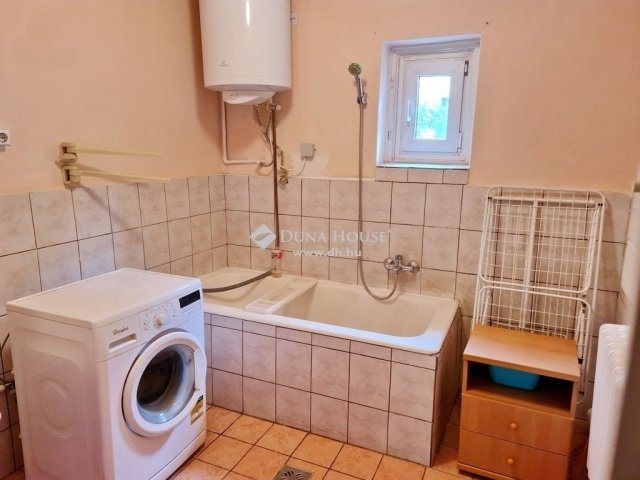Eladó családi ház, Vácon 105 M Ft, 5 szobás
