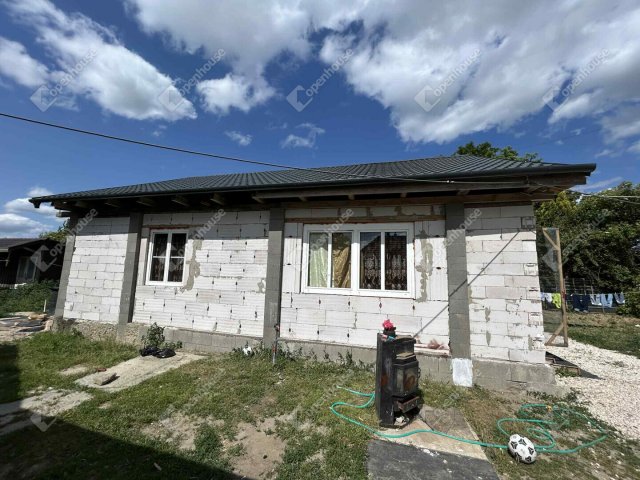 Eladó családi ház, Pilisen 31.9 M Ft, 2 szobás