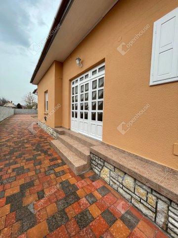 Eladó családi ház, Siófokon 109.9 M Ft, 6 szobás