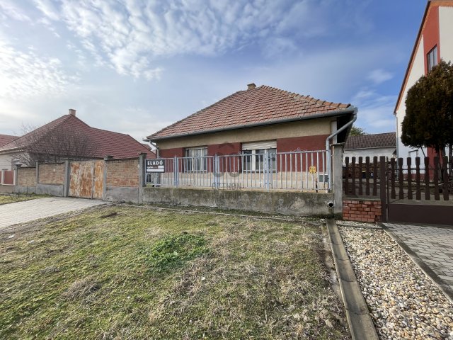 Eladó családi ház, Pakson 28.5 M Ft, 3 szobás