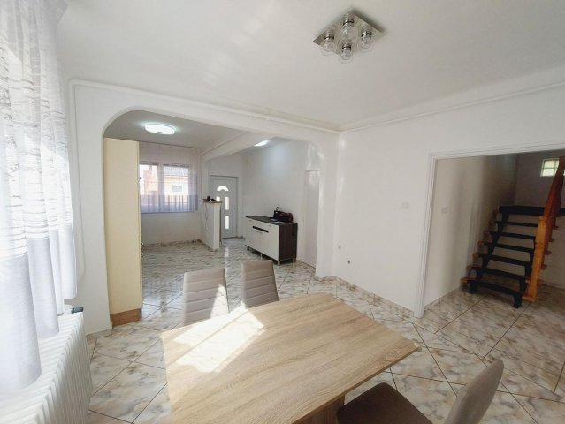Eladó családi ház, Oroszlányban 58.8 M Ft, 5+1 szobás