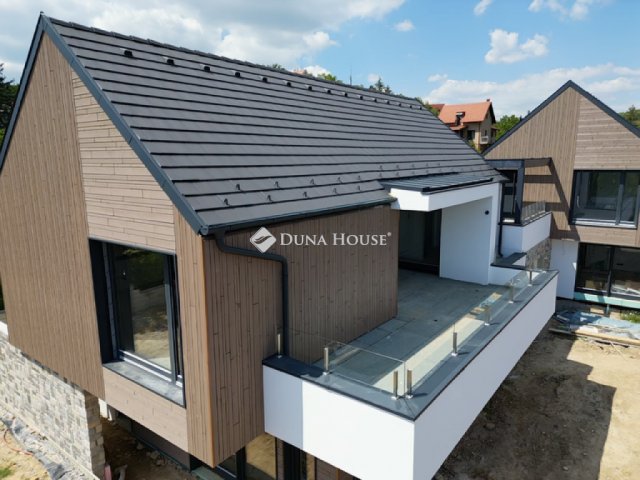 Eladó téglalakás, Balatonalmádiban 139 M Ft, 3 szobás