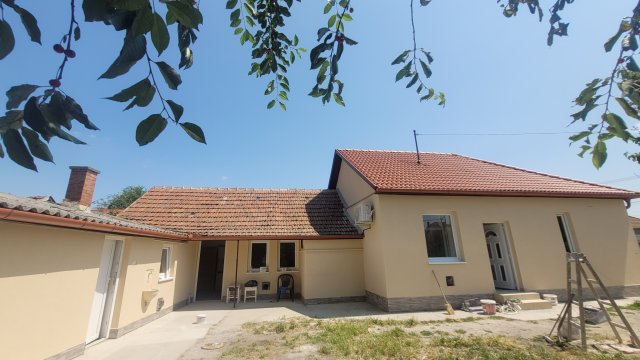 Eladó családi ház, Jászberényben 43.5 M Ft, 3 szobás