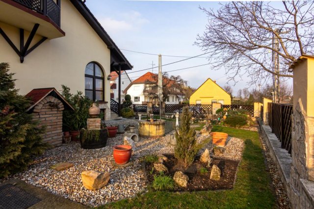 Eladó családi ház, Siófokon 248.9 M Ft, 10 szobás