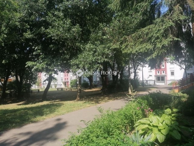 Eladó panellakás, Pécsett 49.7 M Ft, 3 szobás