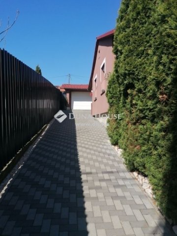 Eladó családi ház, Komlón 48.5 M Ft, 3 szobás